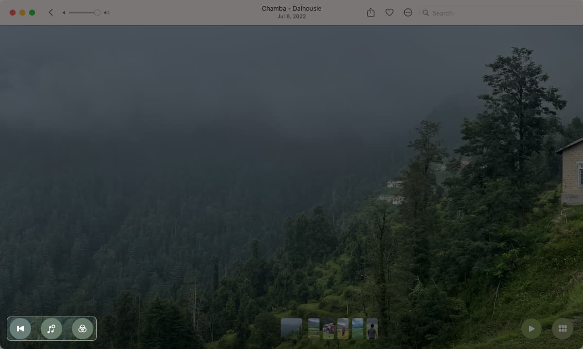 Buttons to customize a slideshow in macOS Photos app.