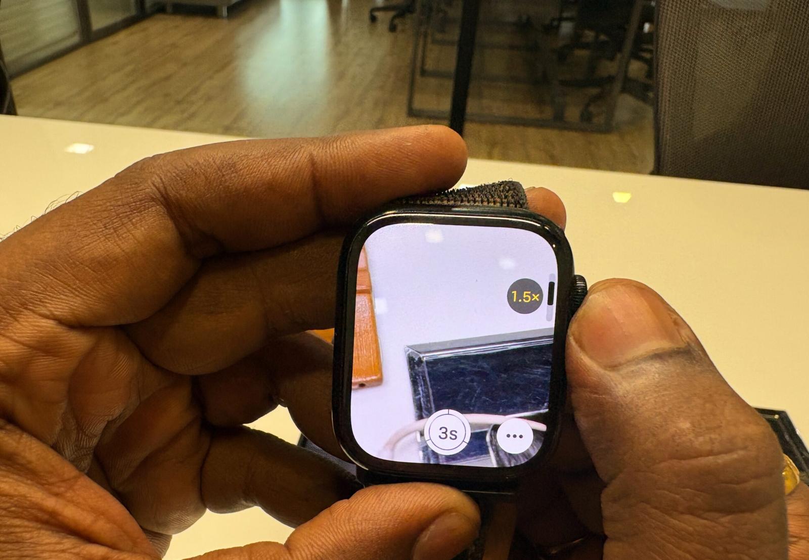 Using the Digital Crown to zoom in or out on the Camera Remote app on an Apple Watch.