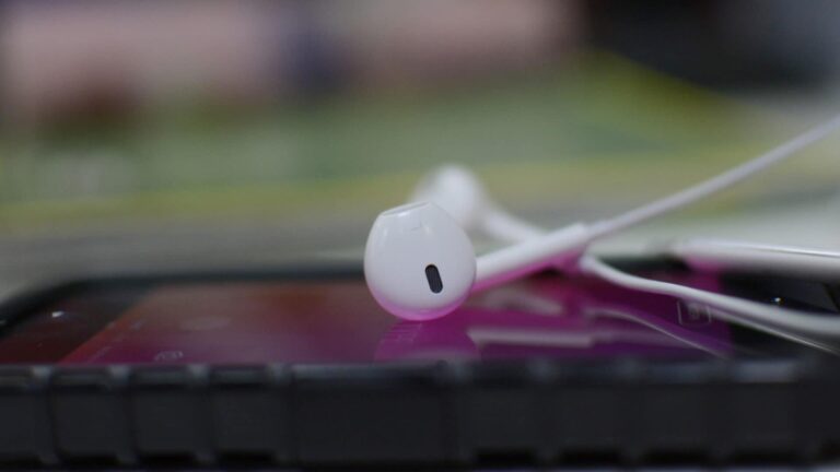 iPhone Headphones or AirPods Only Plays in One Ear? How to Fix It