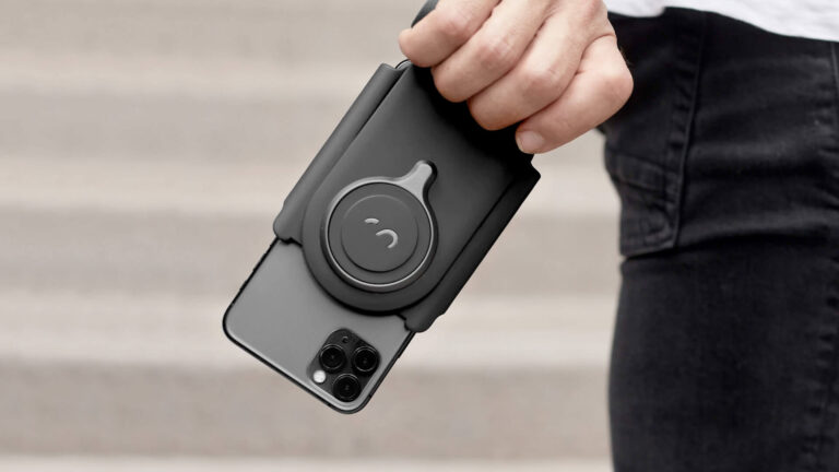 ShiftCam ProGrip: A Smartphone Battery Grip For Photographer