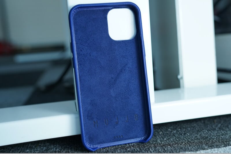 Mujjo Case Lined with luxurious Japanese microfiber