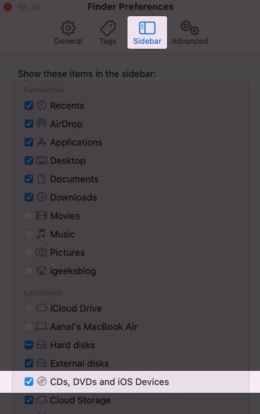 Выберите вкладку Боковая панель в настройках Finder на Mac.