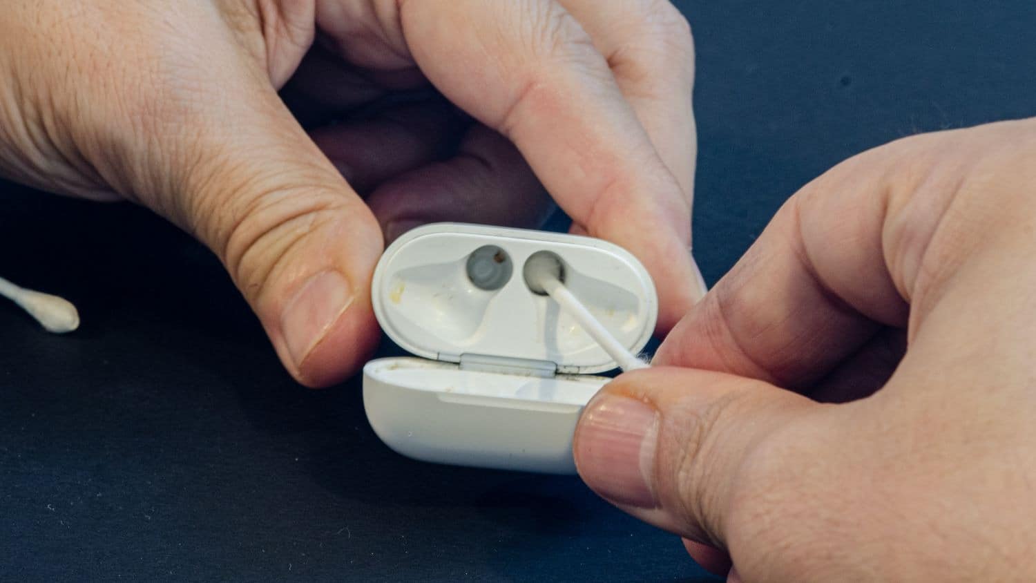 Slik rengjør du ladeetuiet til AirPods Pro