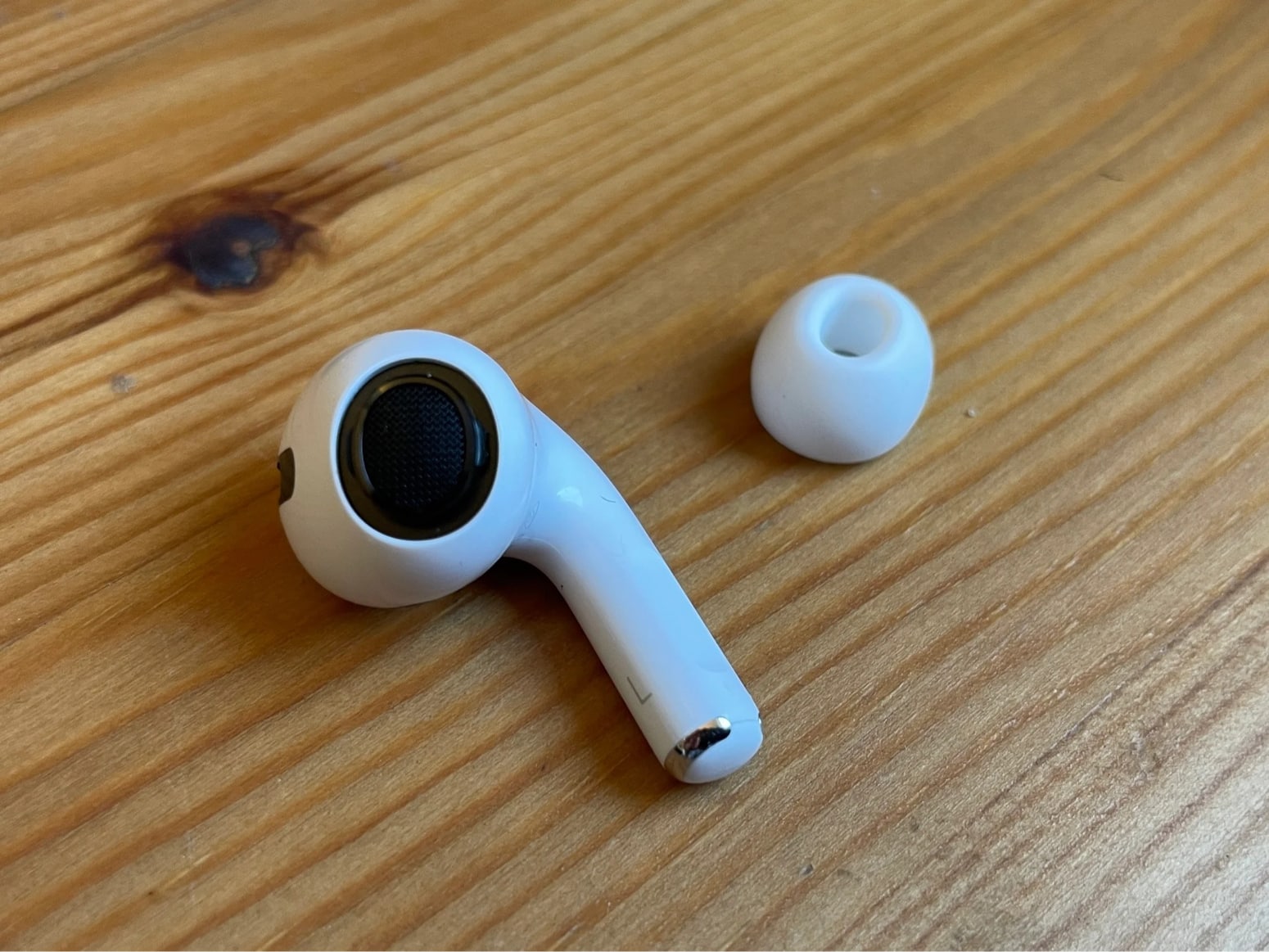 Cara membersihkan hujung telinga AirPods Pro