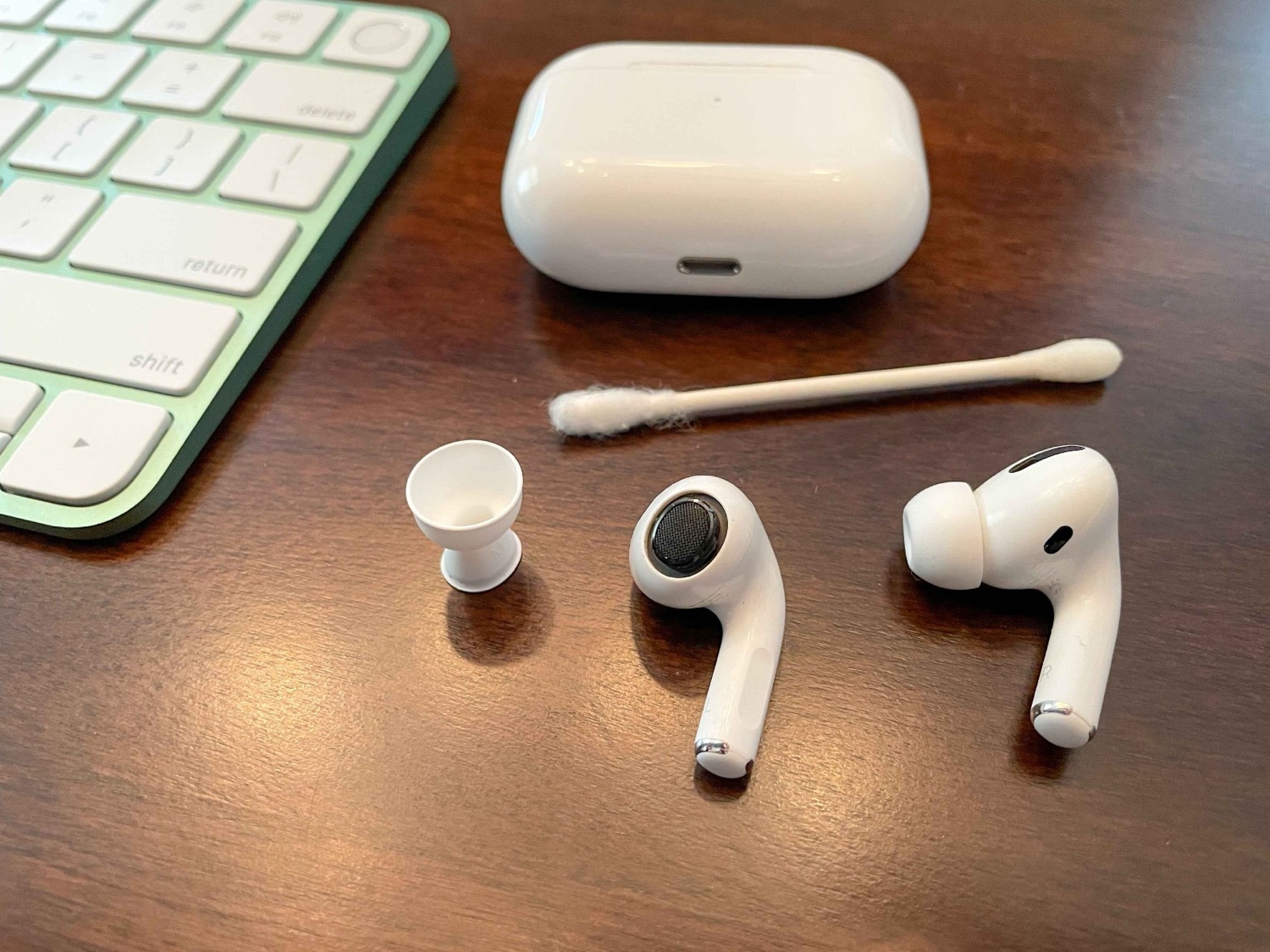 Cara membersihkan AirPods Pro anda