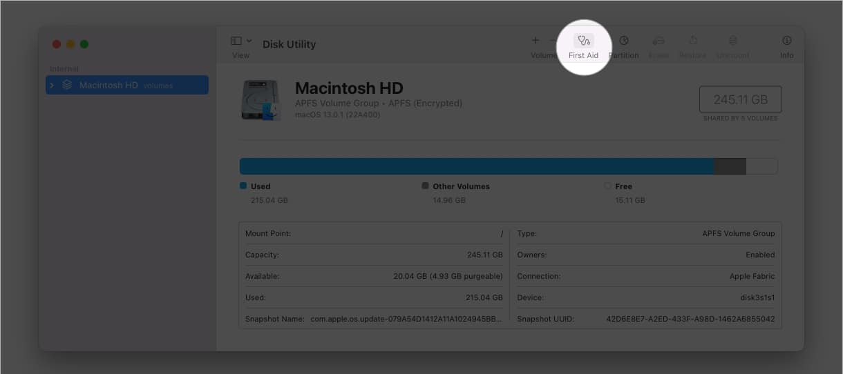 Kattintson az Elsősegély elemre a Disk Utility alkalmazásban Mac rendszeren