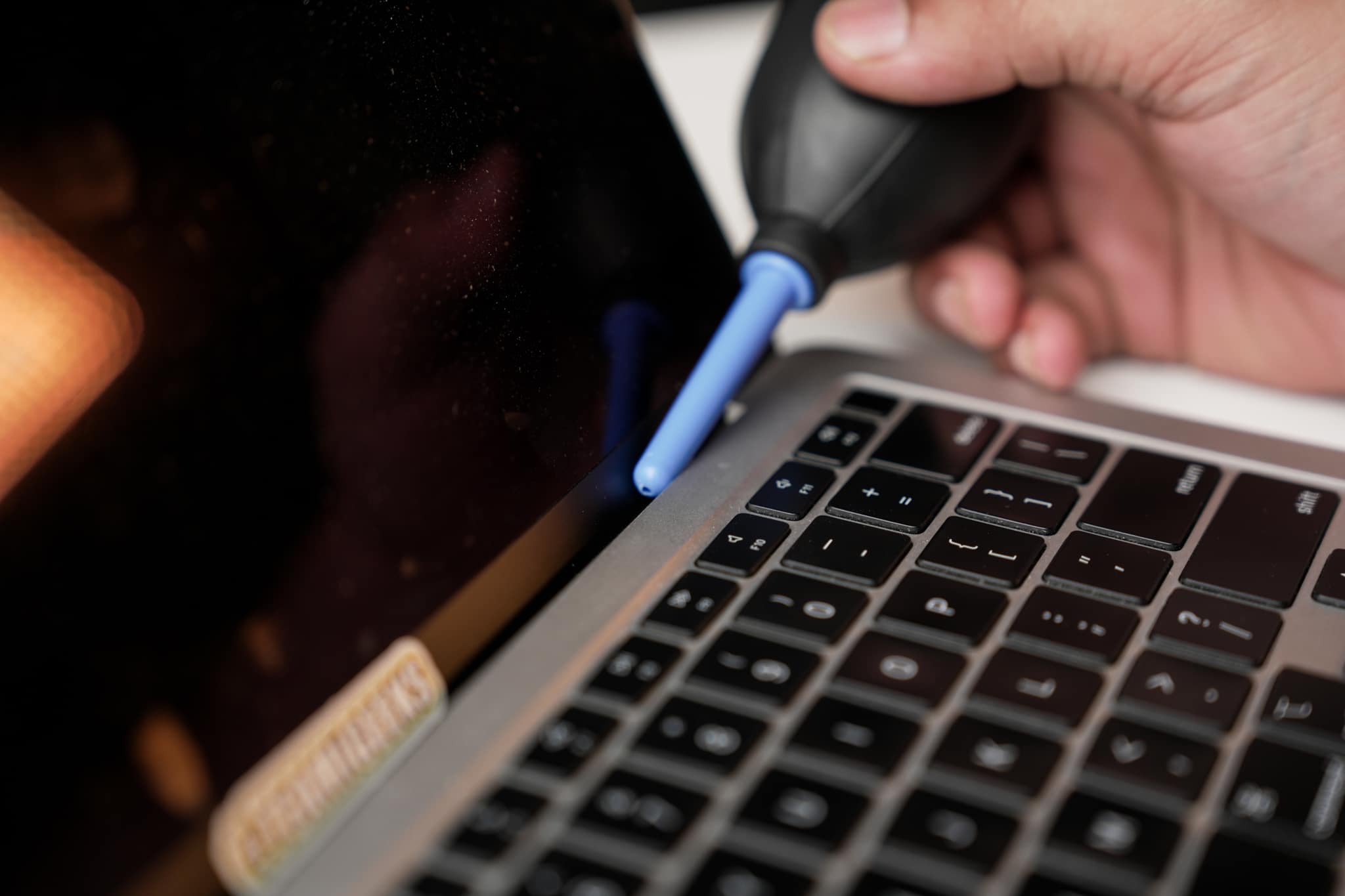 Clean your macbook screen Clean your MacBook Screen