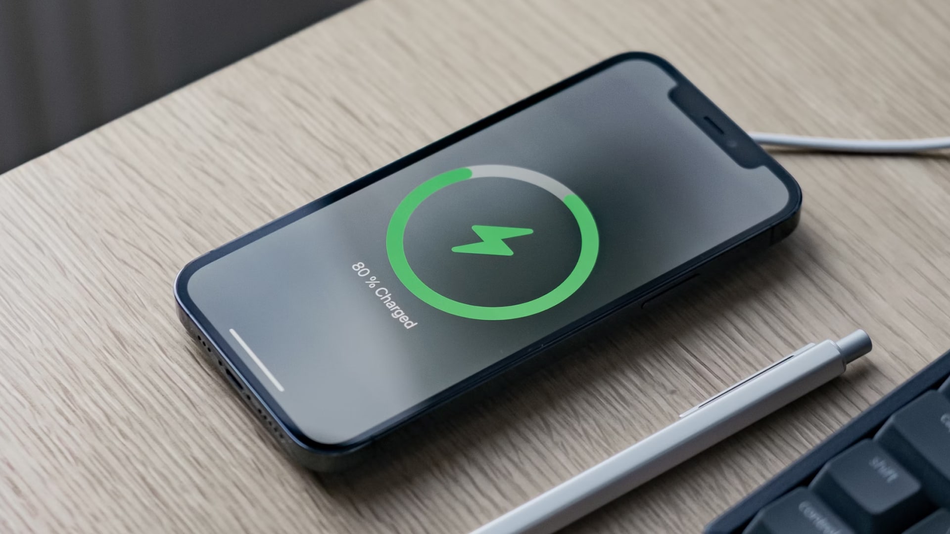 iPhone MagSafe töltőn
