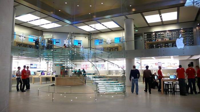 Apple Store in Carrousel du Louvre Paris