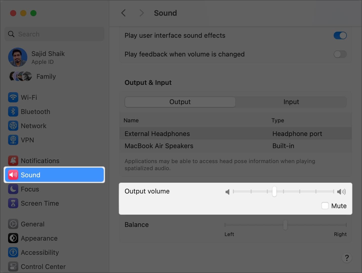Gå till Ljud och kontrollera Output volym på Mac