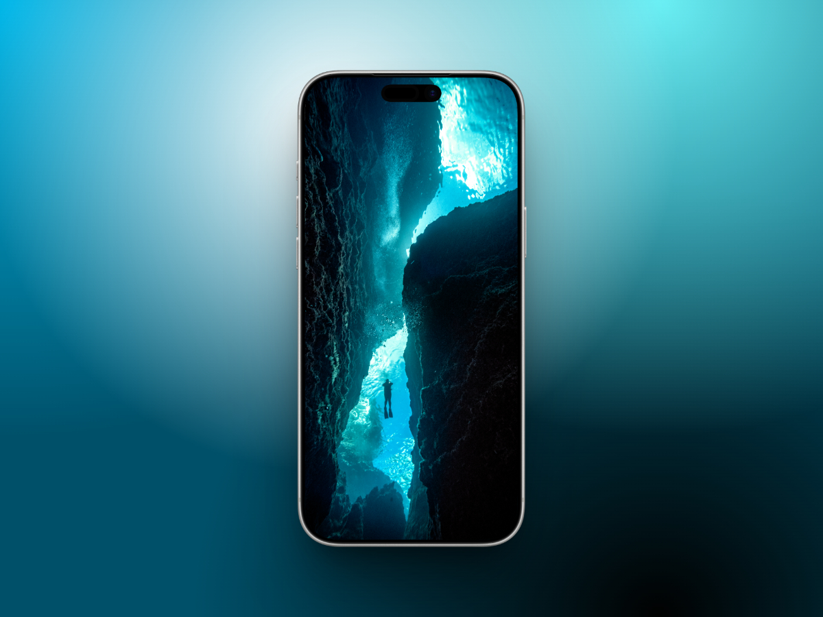 20 Aesthetic Ocean Wallpapers for iPhone in 4K – iGeeksBlog Diver in the Deep Underwater