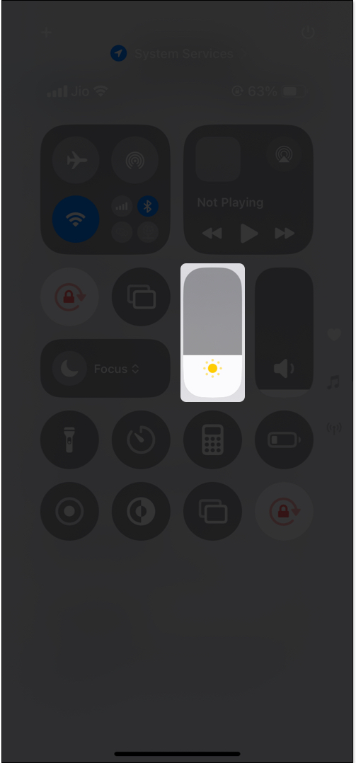 Parlaqlığı əl ilə iPhone-dakı idarəetmə mərkəzindən idarə edin