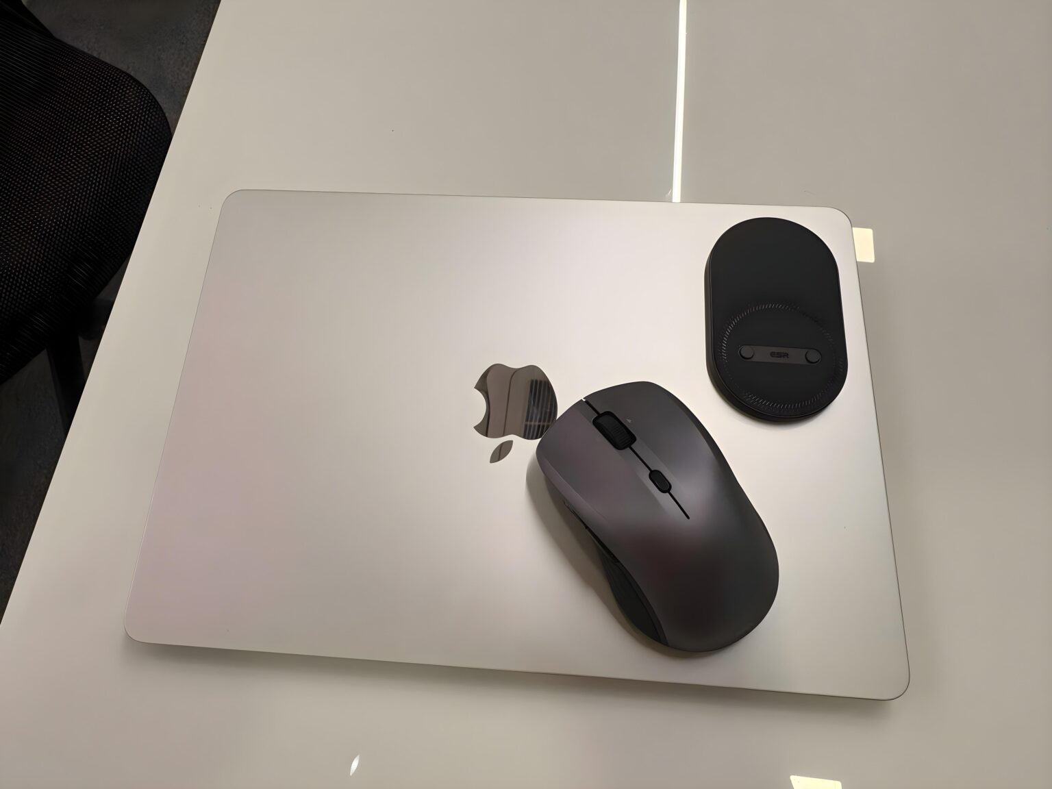 ESR MagMouse Review: The World’s First Magnetic Wireless Mouse Tested ...