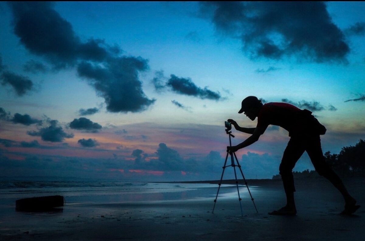 How to Photograph the Northern Lights with an iPhone: Step-by-Step Guide – iGeeksBlog Mount your phone on a tripod