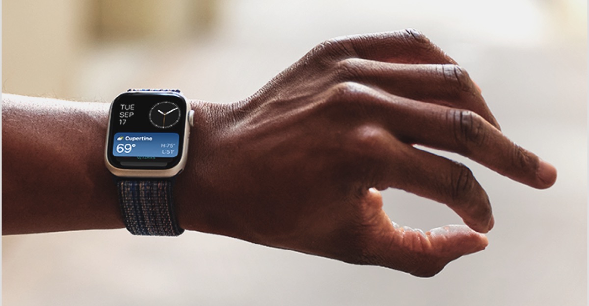 Apple Watch Double Tap hand gesture used to control a reply